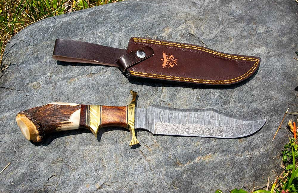 Damascus Steel Tactical Hunting Knife – 8" Blade, Stag Horn Handle.